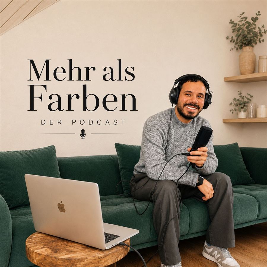 Podcast-Cover „Mehr als Farben“: Damian Grade mit Mikrofon auf dem Sofa