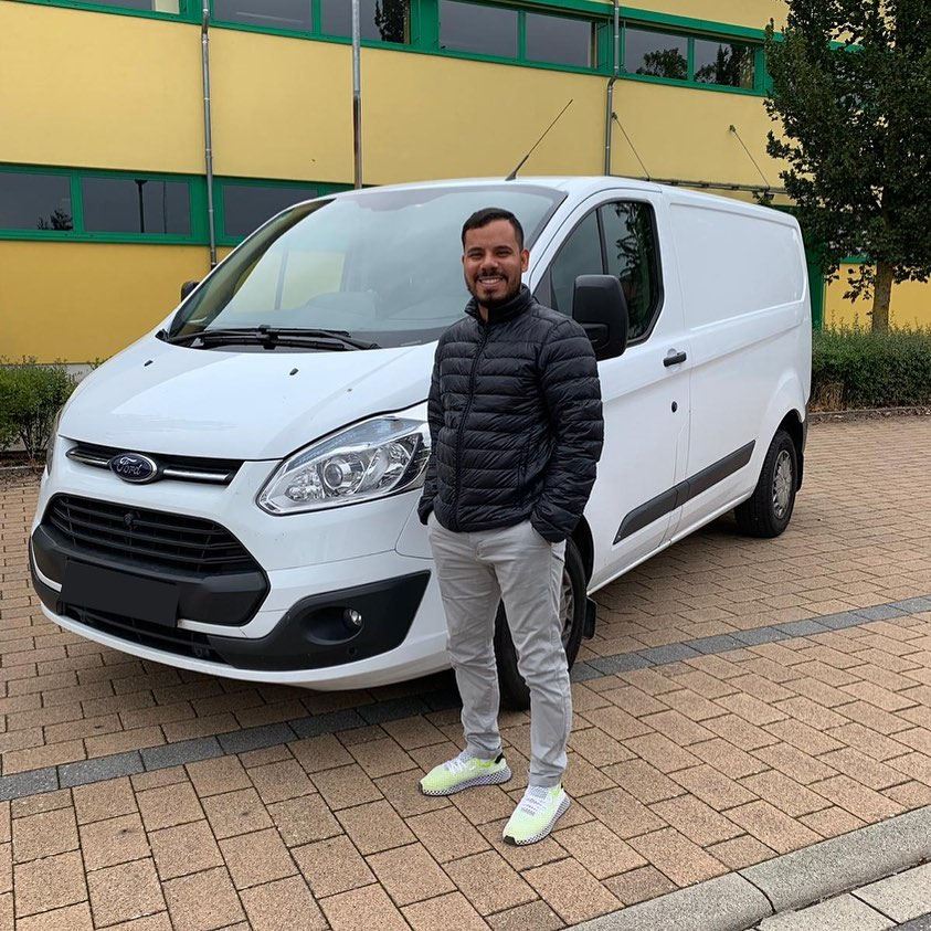 Damian Grade vor dem neuen weißen Firmentransporter