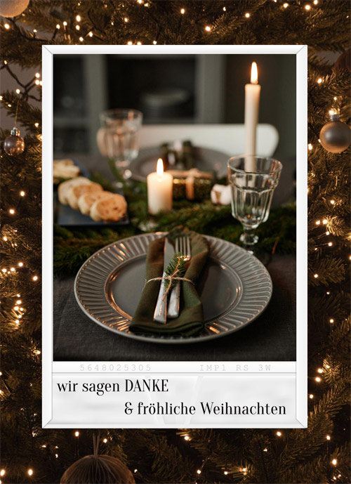 Weihnachtskarte mit gedecktem Tisch und Kerzen: Wir sagen Danke und fröhliche Weihnachten