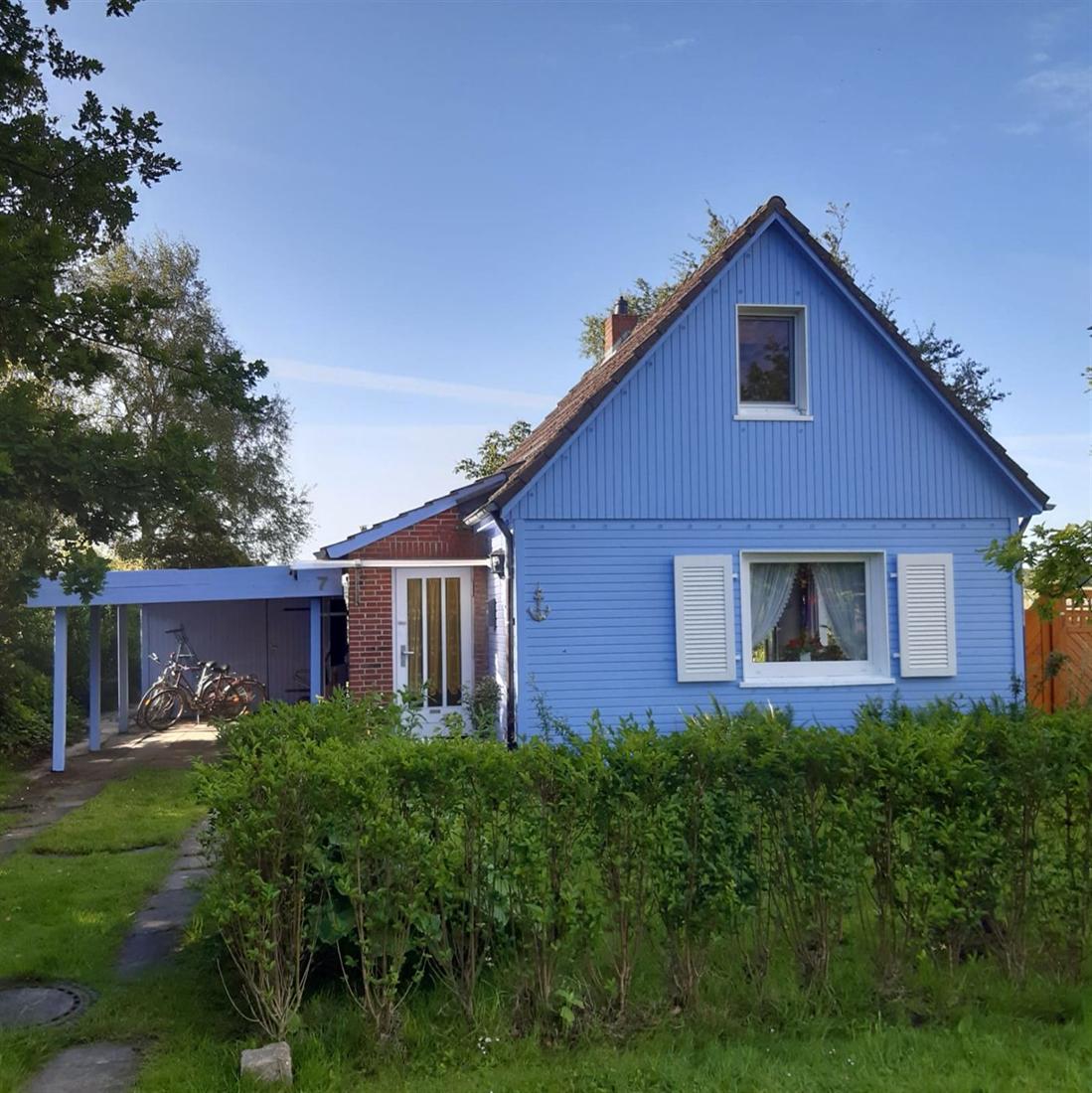 Ferienhaus-Fassade in kräftigem Blau