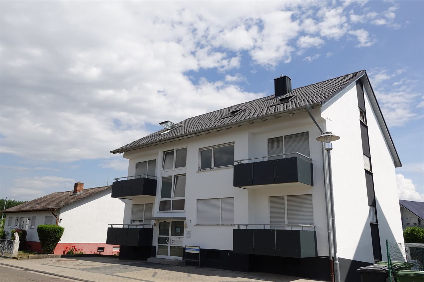 Mehrfamilienhaus mit frisch gestrichener heller Fassade