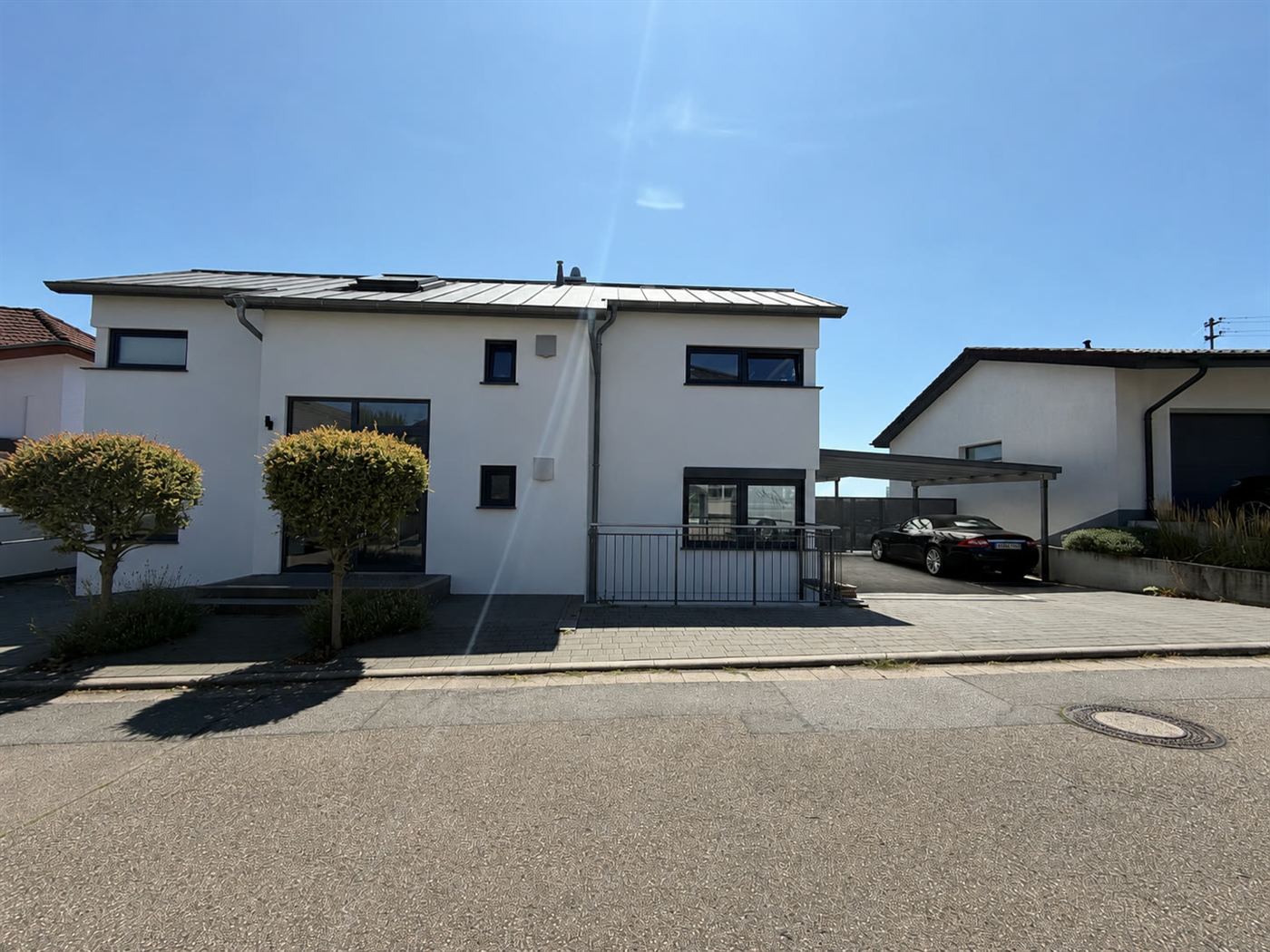 Einfamilienhaus mit frisch gestrichener mineralischer weißer Fassade