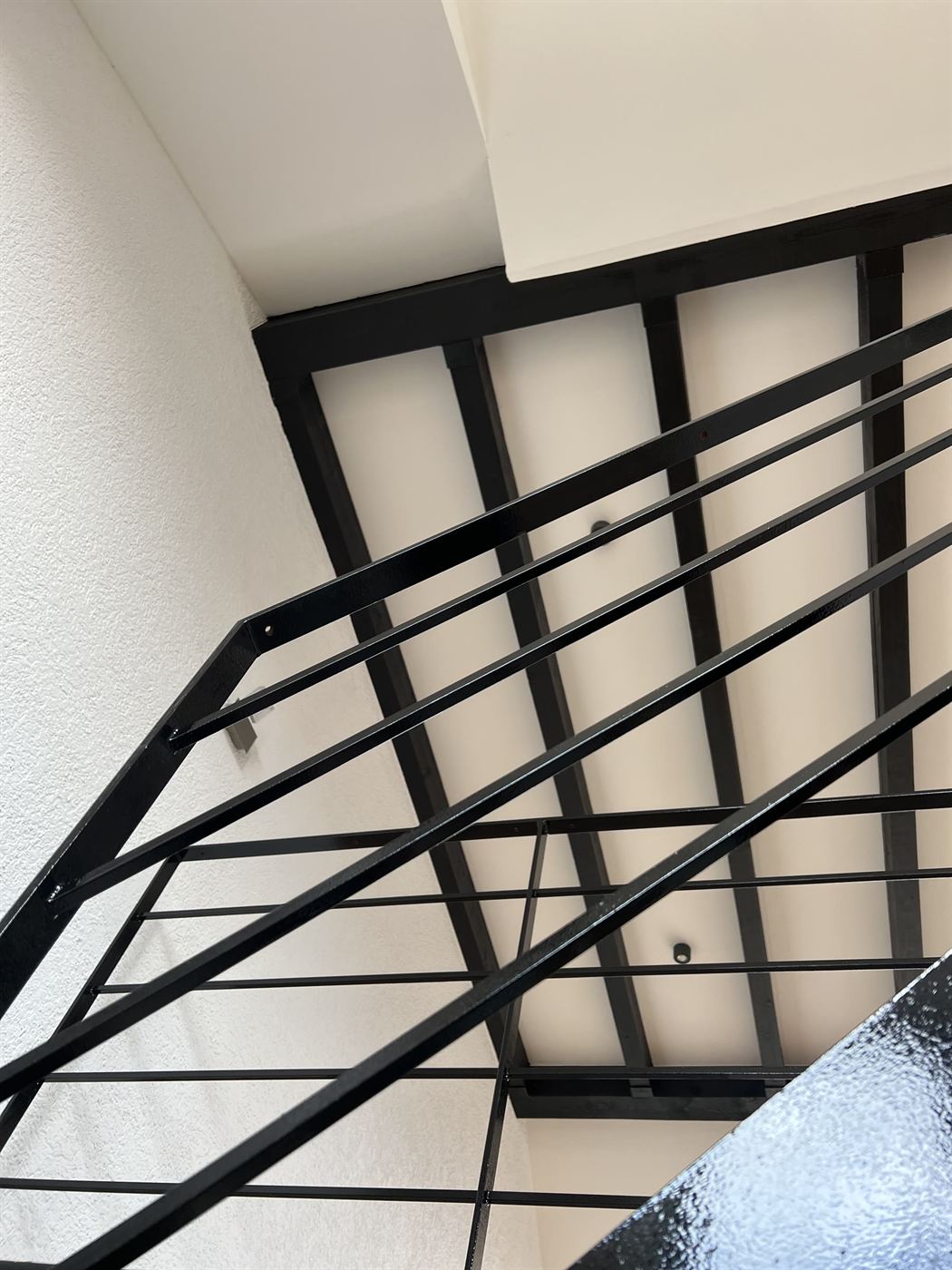 Schwarze Treppe als Skulptur im ausgebauten Dachgeschoss