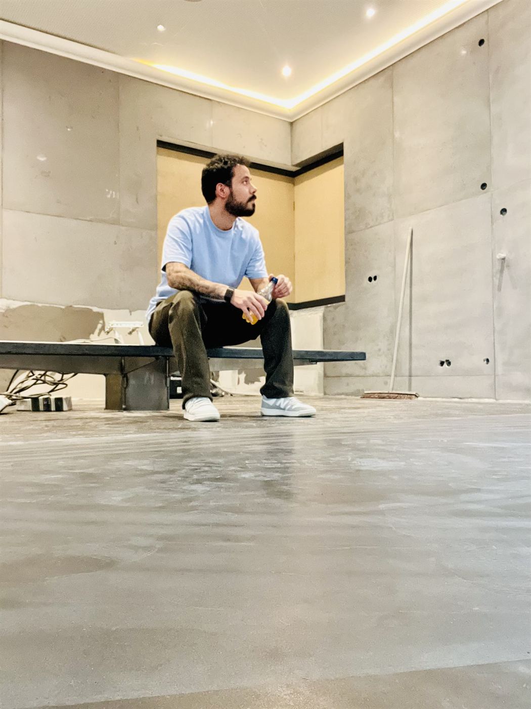 Damian Grade auf der Baustelle zwischen Rohbeton und erster Spachtellage