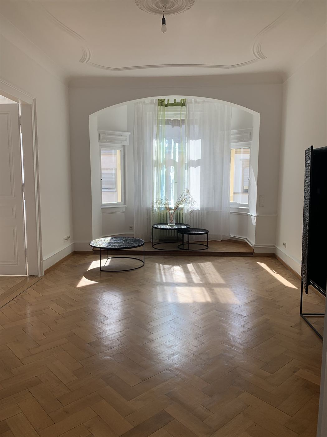 Renovierter Altbauraum mit Erker