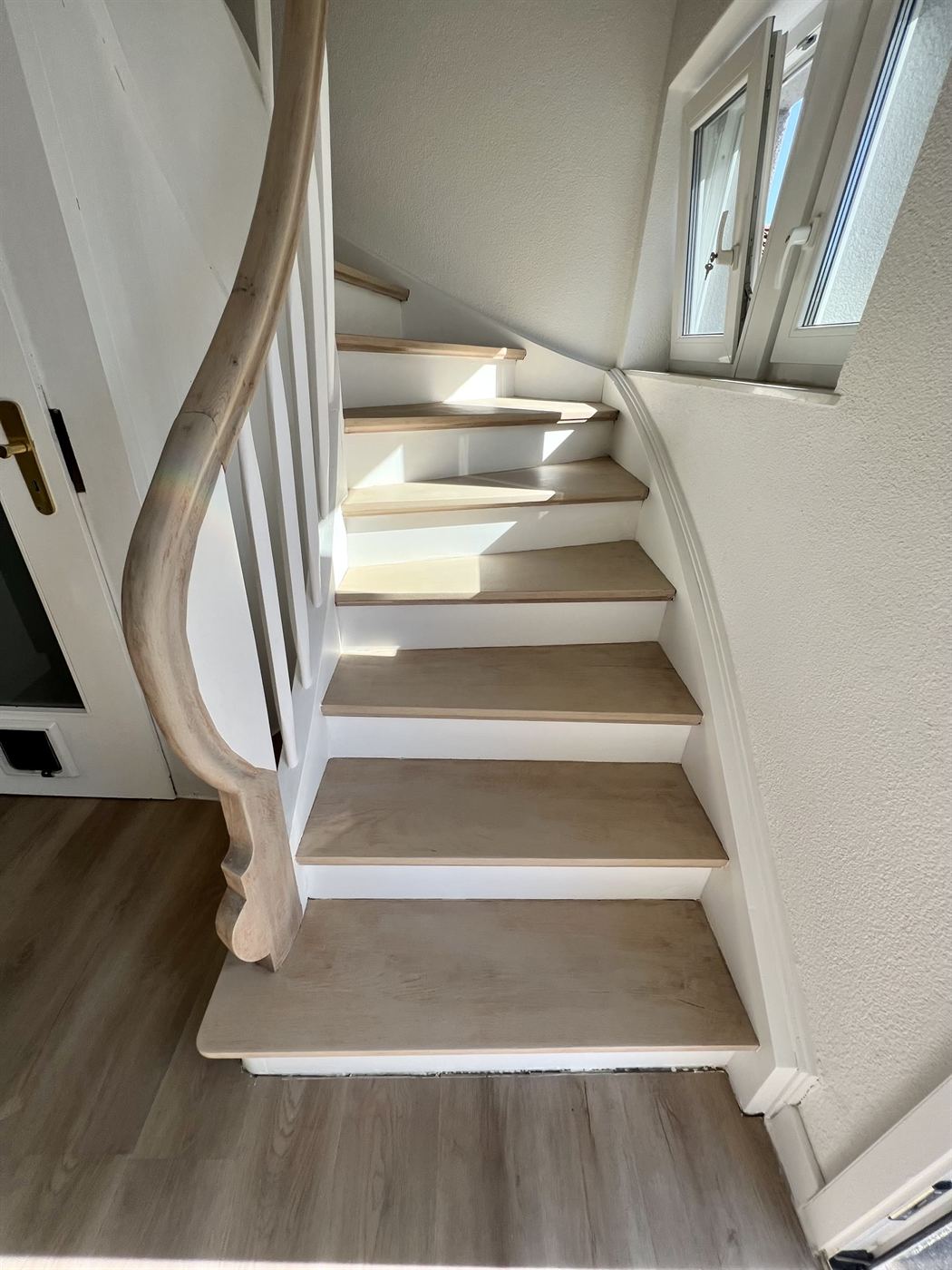 Lasierte Holztreppe mit sichtbarer Maserung