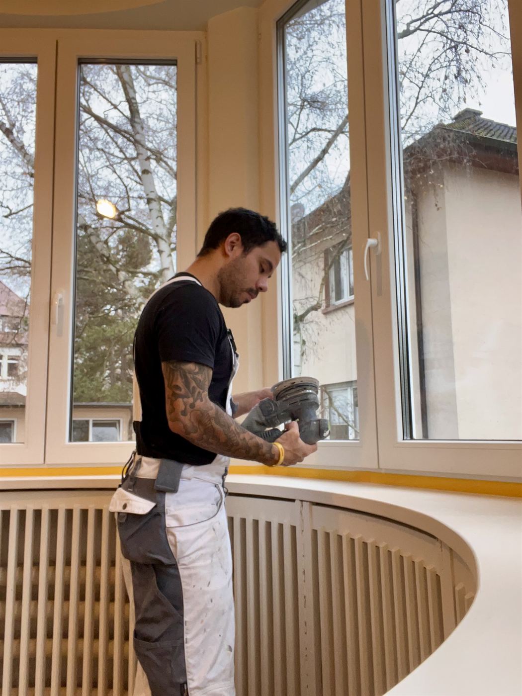 Detailarbeit mit Schleifgerät am Rundfenster
